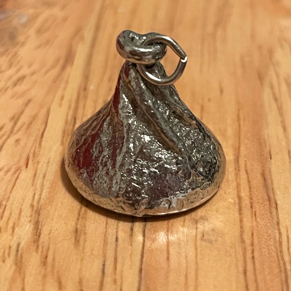 Silver Kiss Pendant